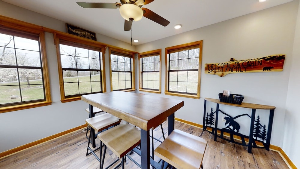 Cove Mountain Rest 3 Bedroom Home by RedAwning view 3