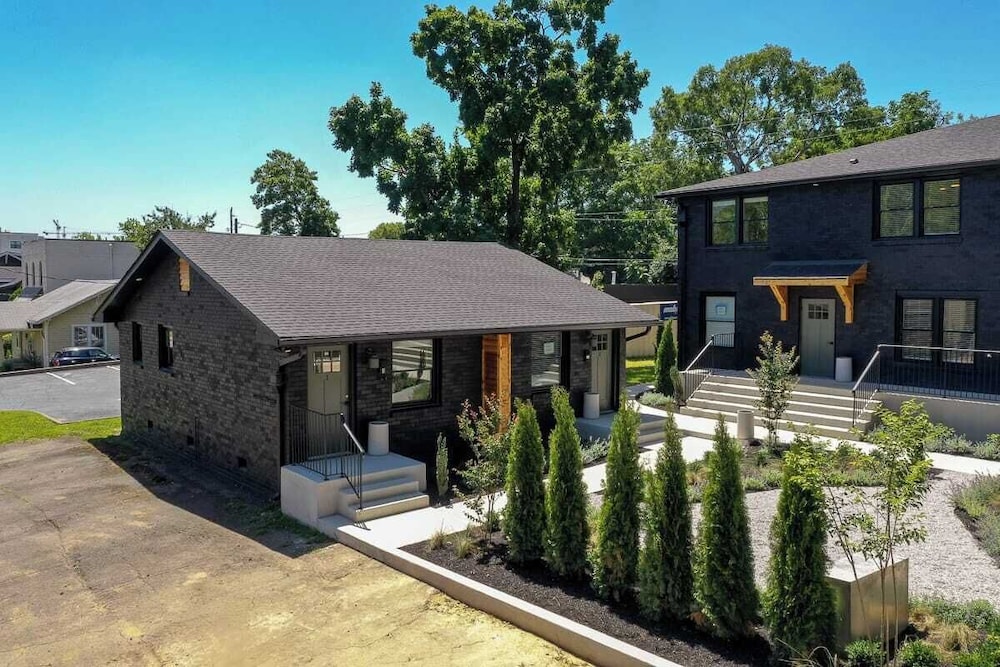24-guest Retreat The Nomad: Studio x2, 1BR x4