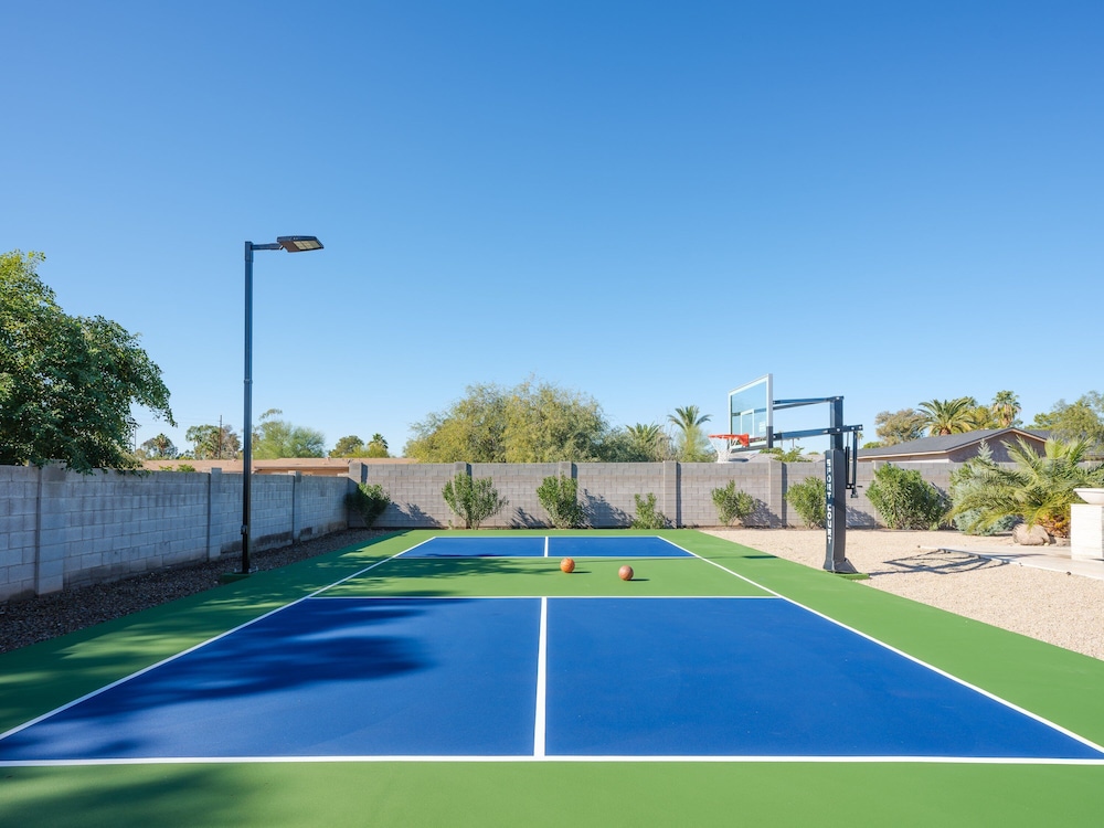 Sport & Splash - Pickle Ball - Sports Court -pool & Spa