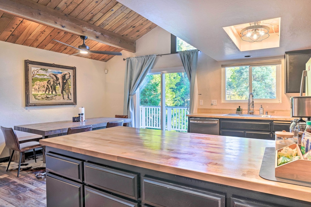 Bright 'coco's Cottage' Getaway w/ Indoor Swing! view 5