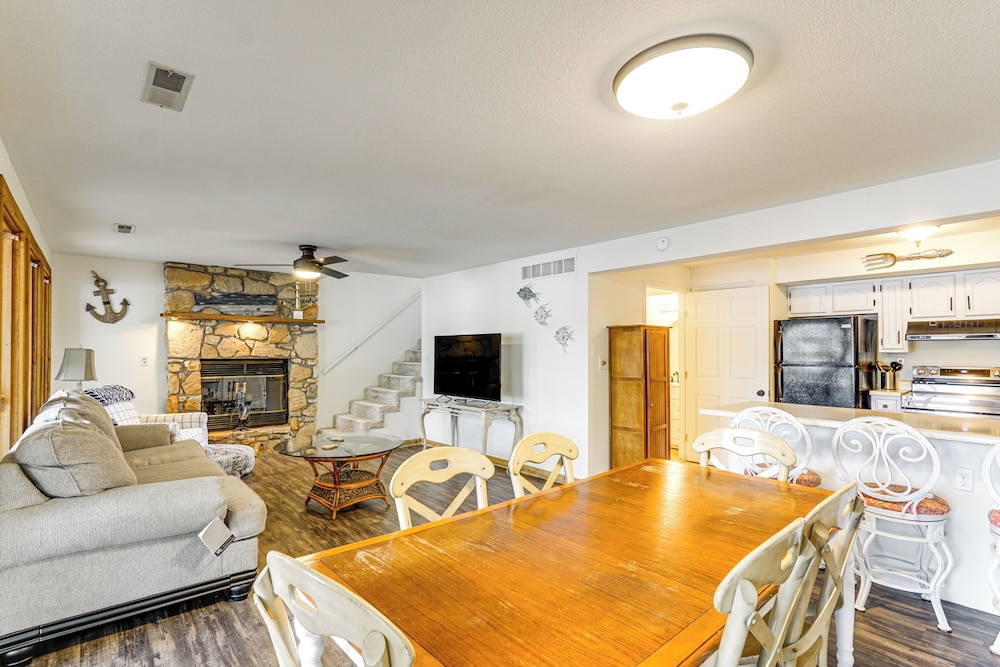 Lake of the Ozarks Home w/ Boat Dock & Kayaks