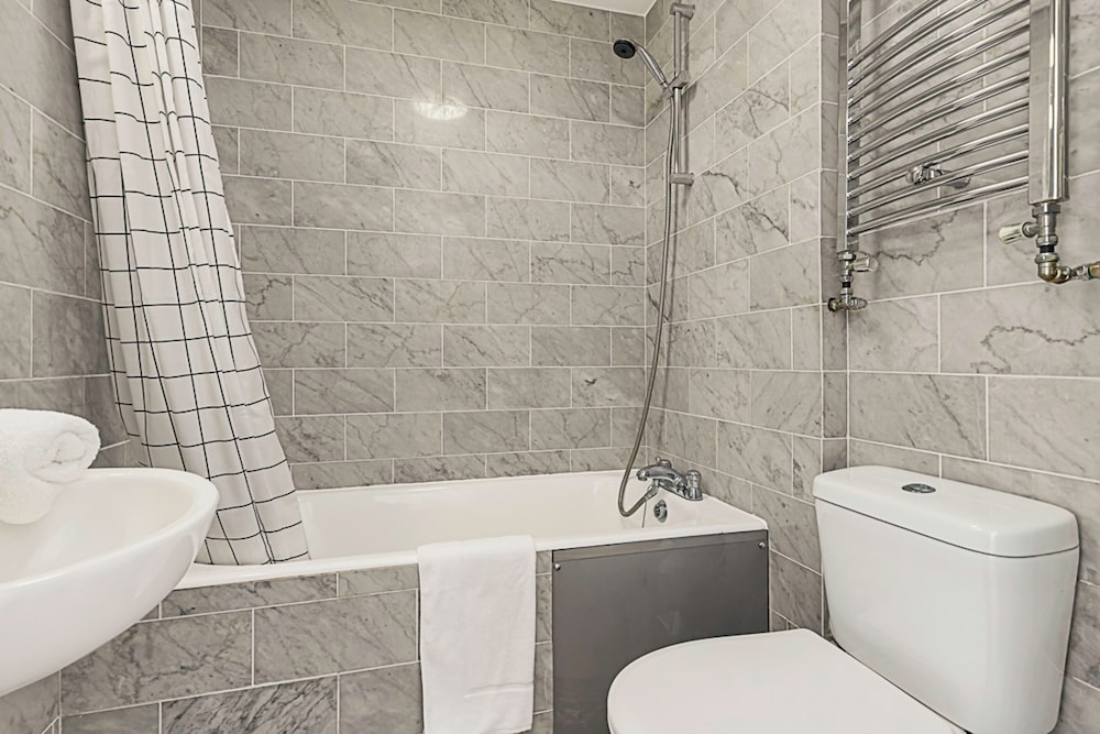 One-bedroom Abode With A Balcony In Central London