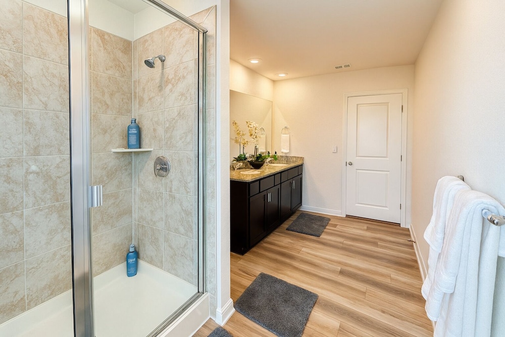 Modern 4BR New Home w Luxury Touches