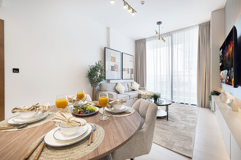 JVC Suites by Hostiva - City View
