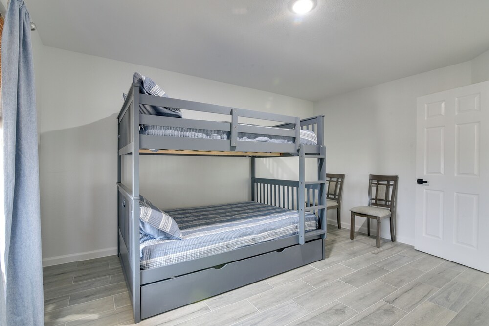 9 Mi to Crystal Beach: Pet-friendly Apt w/ Balcony
