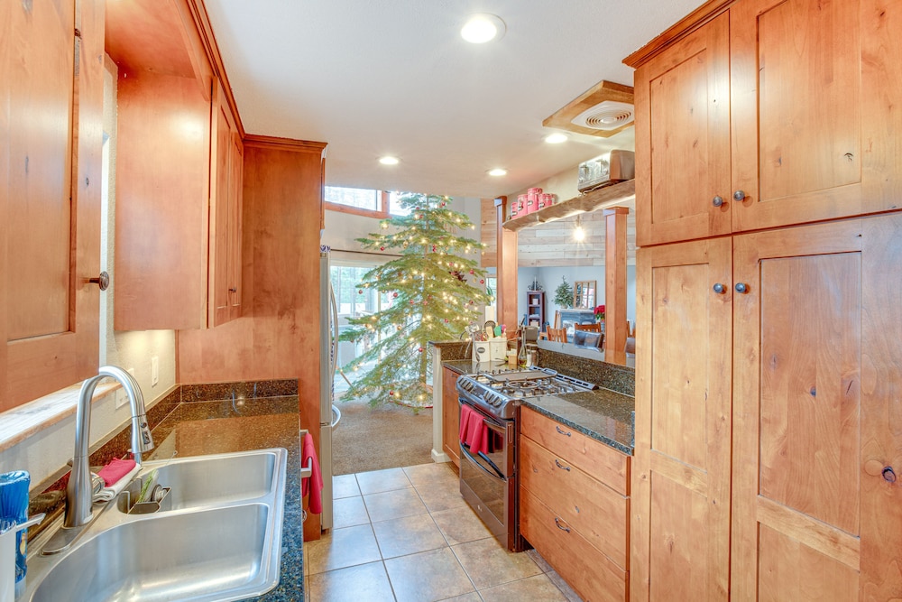 1 Mi to Heavenly Ski Resort: Retreat w/ Hot Tub