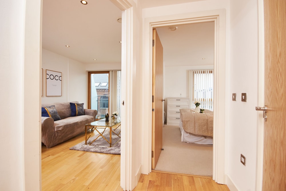 Deluxe City Centre Apt Balcony View & Free Parking view 4