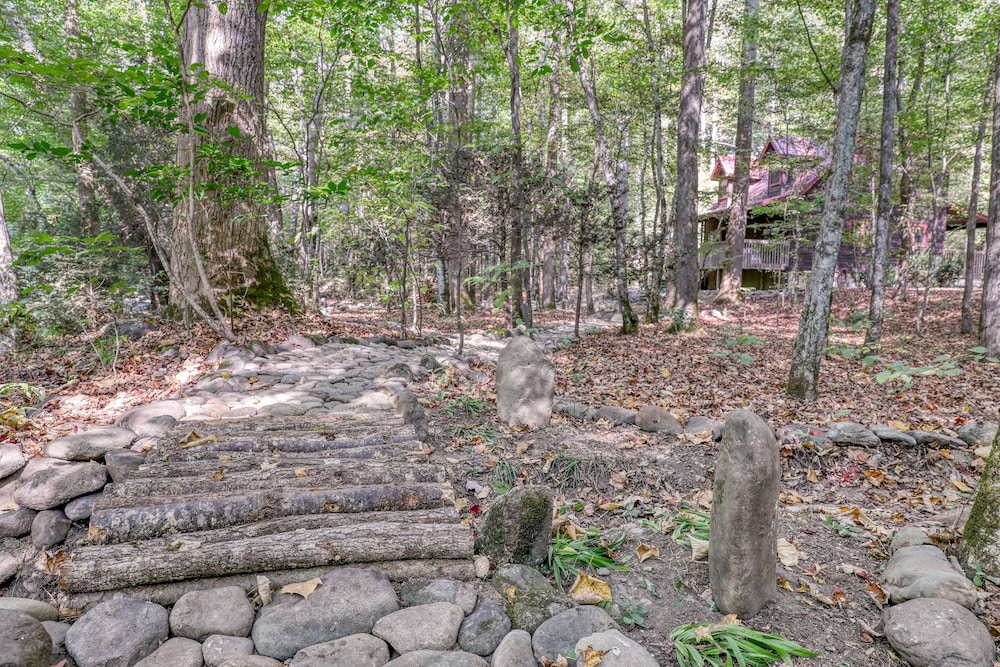 Elk Run On Cosby Creek - 2 Bedrooms, 2 Baths, Sleeps 7 Cabin by RedAwning