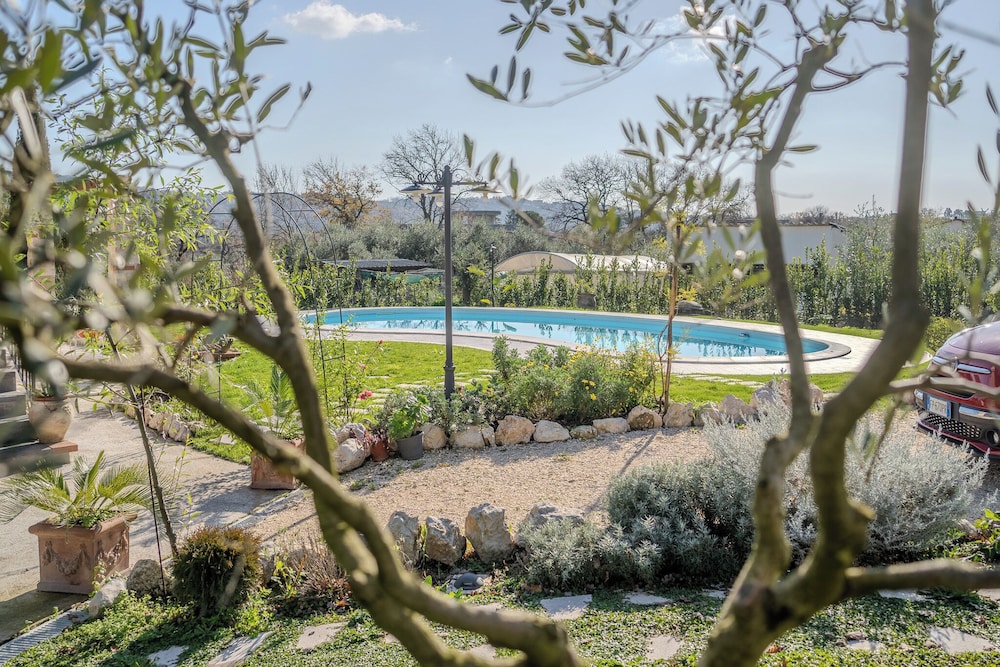 Casale nel Verde con Piscina e Vista