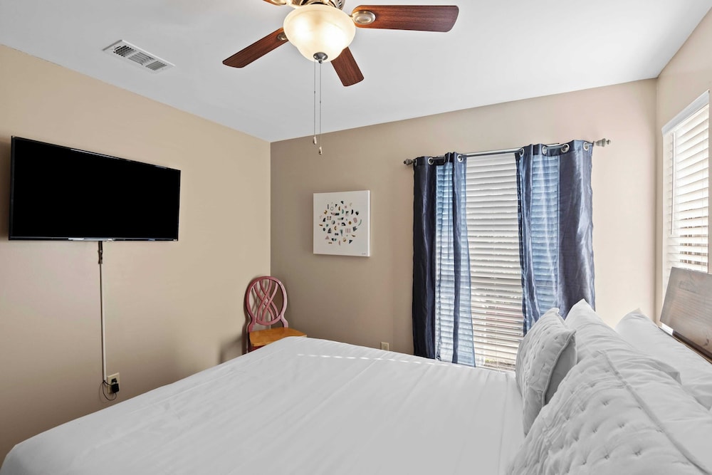 PCB Group-friendly Duplex w/ Pool, Backyard Lounge & 2 Kitchens