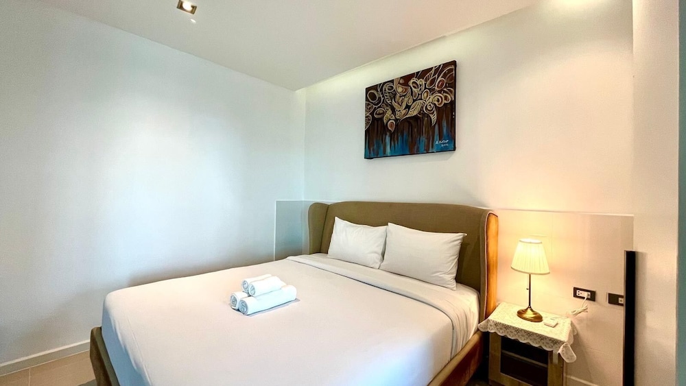 Emerald 702 - Triplex Penthouse With Stunning View