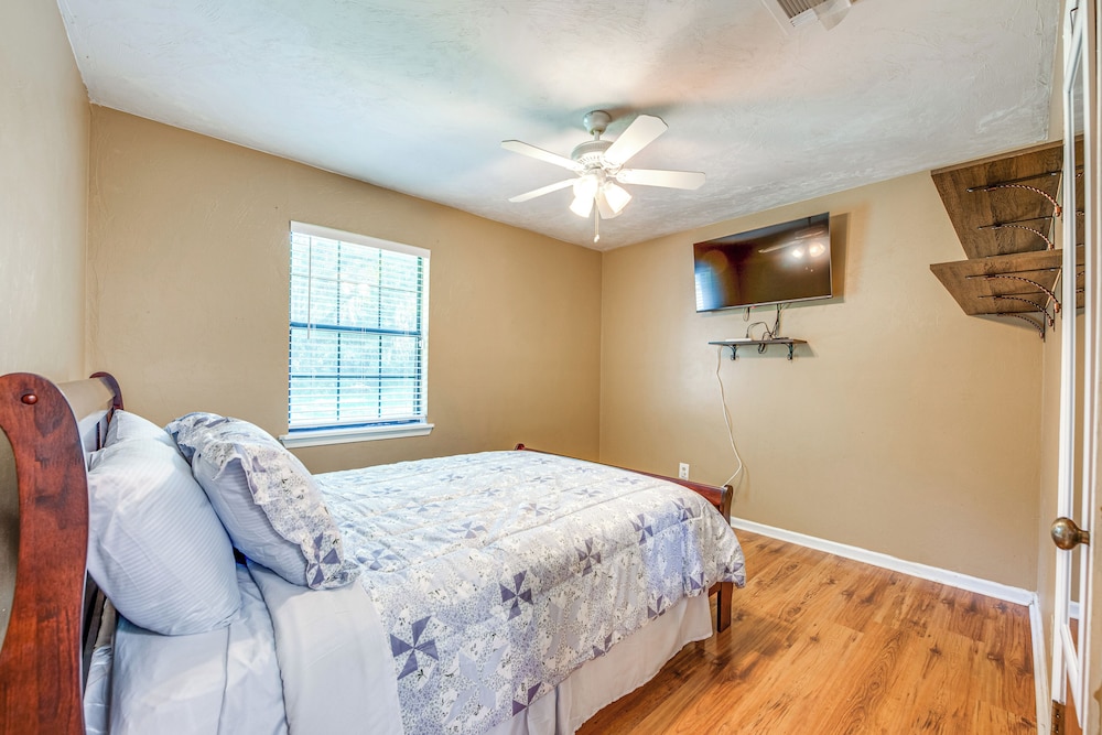 Quiet & Convenient Tallahassee Home, 4 Mi to Lake!