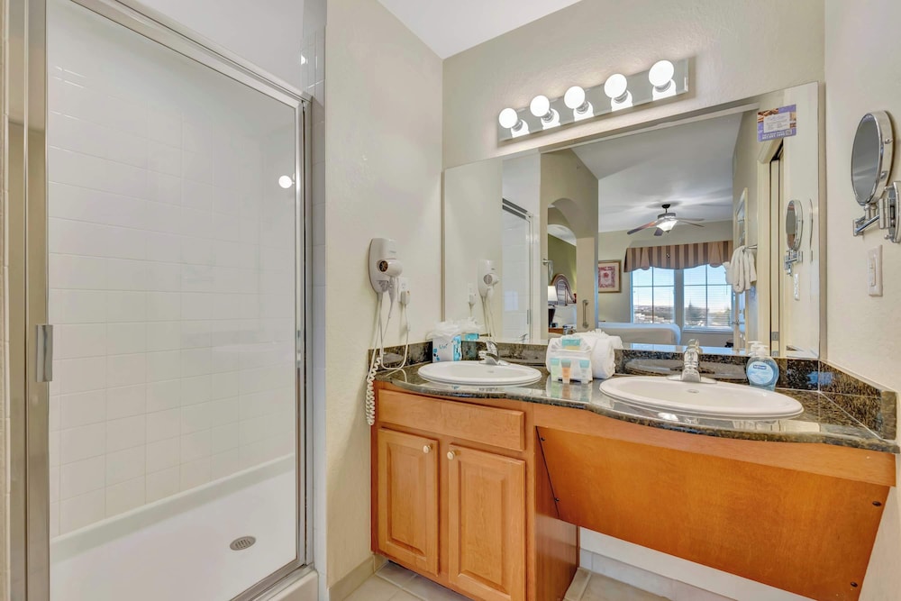 2BR Fireworks View With Pool Spa 5 Minutes to Disney
