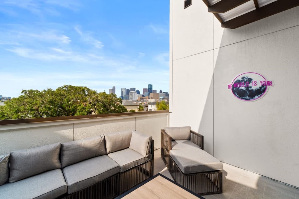 Perfect Houston Group Stay for 12 With 6 Beds 6 Baths