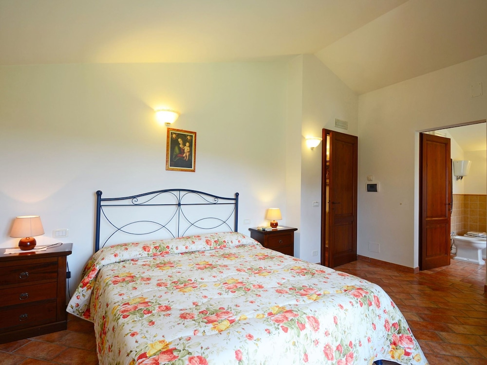 Podere Baiocco Sleeps 22 People 2 Private Pools Walking Distance to Town-podere Baiocco