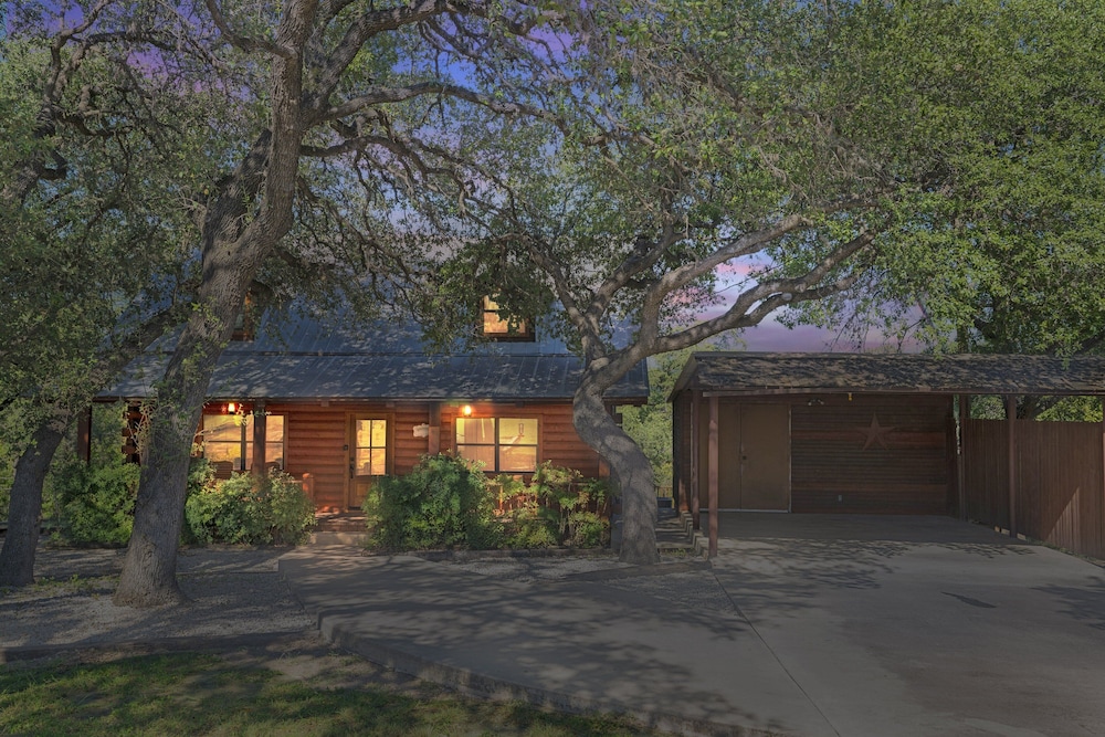 Frio Rivers Edge In The Heart Of Hill Country 3 Bedroom Cabin