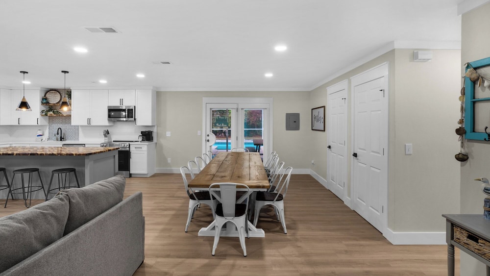 Spacious Retreat w/ Private Pool, Spa, Fireplace + Attraction Tickets!