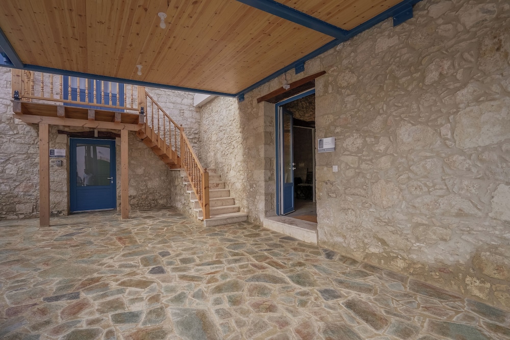 Phaedrus Living Peristerona Traditional House