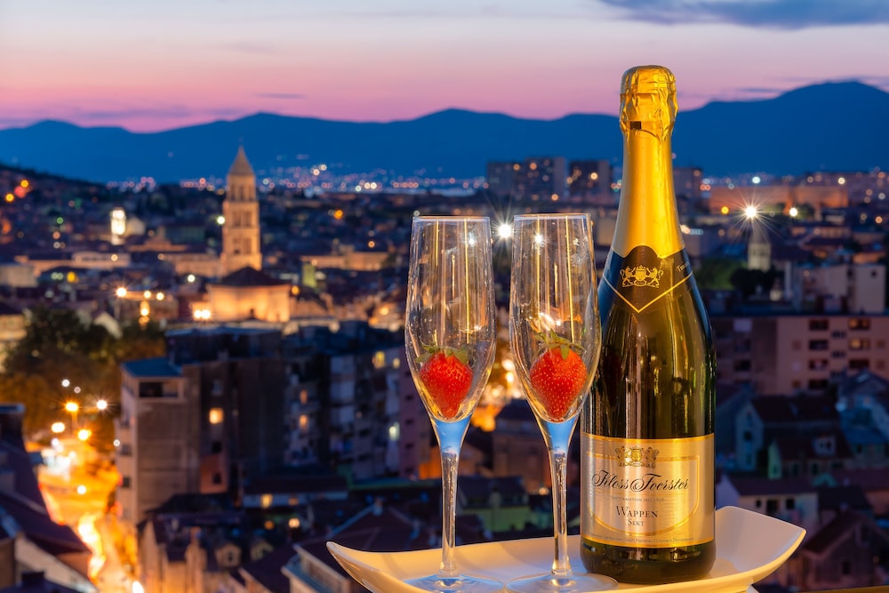 Hotel Royal Suites Sky - Image 1