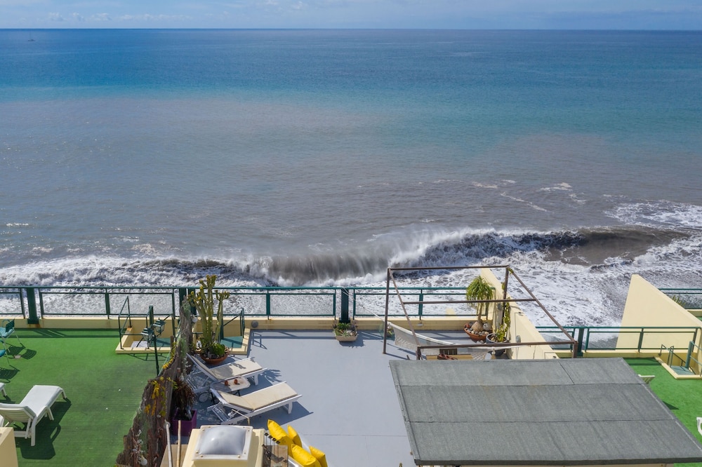 Charming Paint House Apartment in Pestana view 3