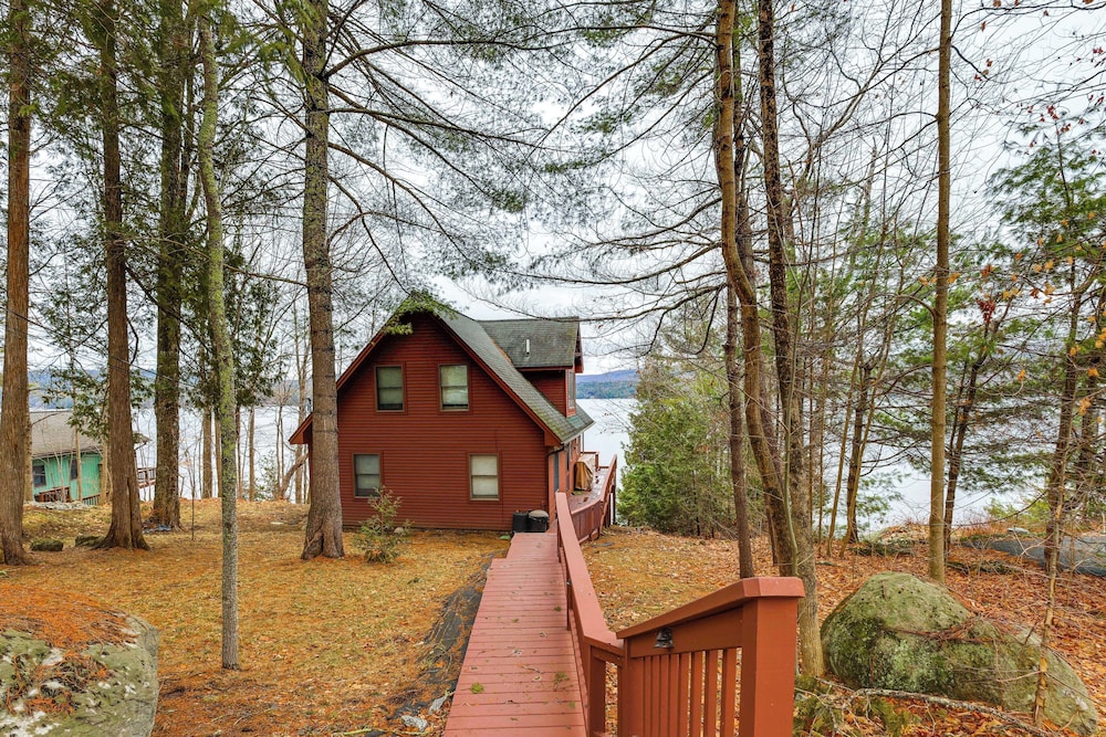 'sweet Serenity' Schroon Lake Family Retreat!