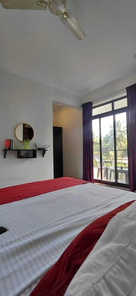 Wave Morjim Hotel