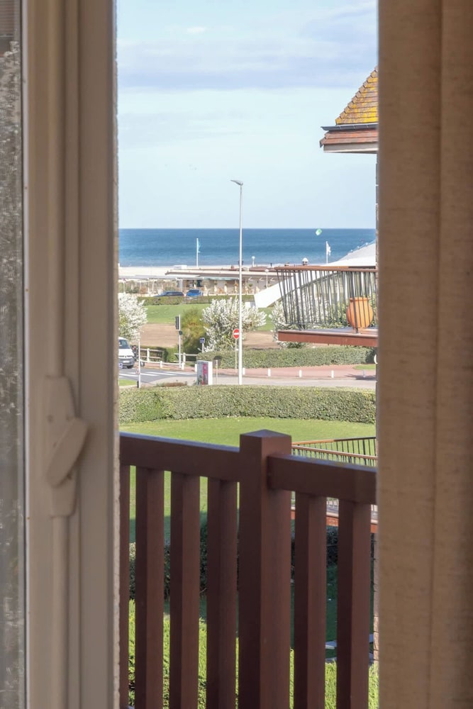 Luxury sea View 3br-2ba With Services in Deauville