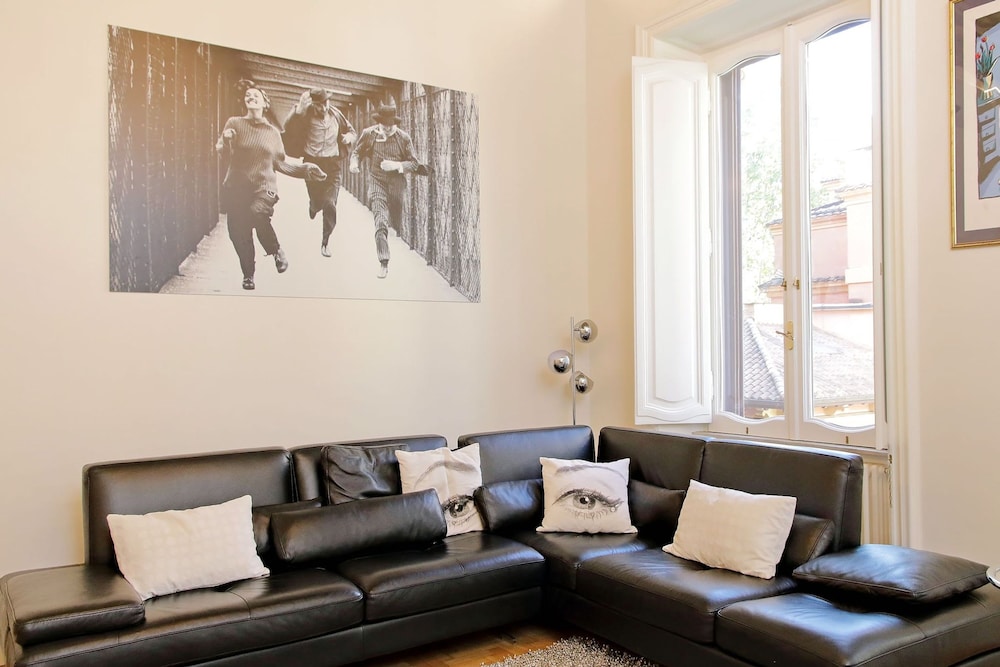 Rare Large and Elegant Rome Apartment in Prati Neighborhood Perfect for Families or Friends