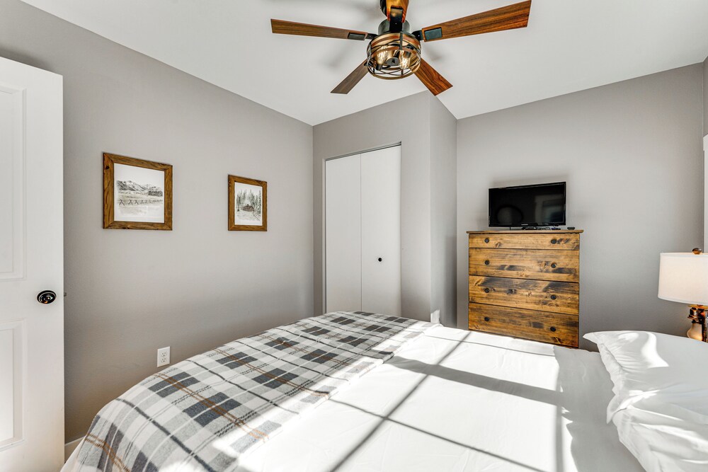 Steps to Estes Lake: Mtn-view Hideaway w/ Hot Tub!