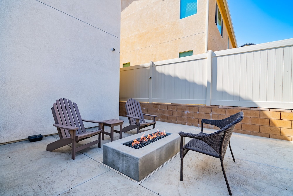 Allura Champagne New in Wine Country Pool Game Rm