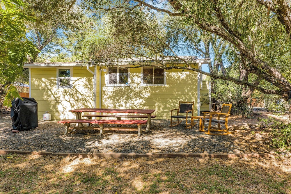 Grapevine Cottage by Avantstay Hobby Vineyard + Firepit