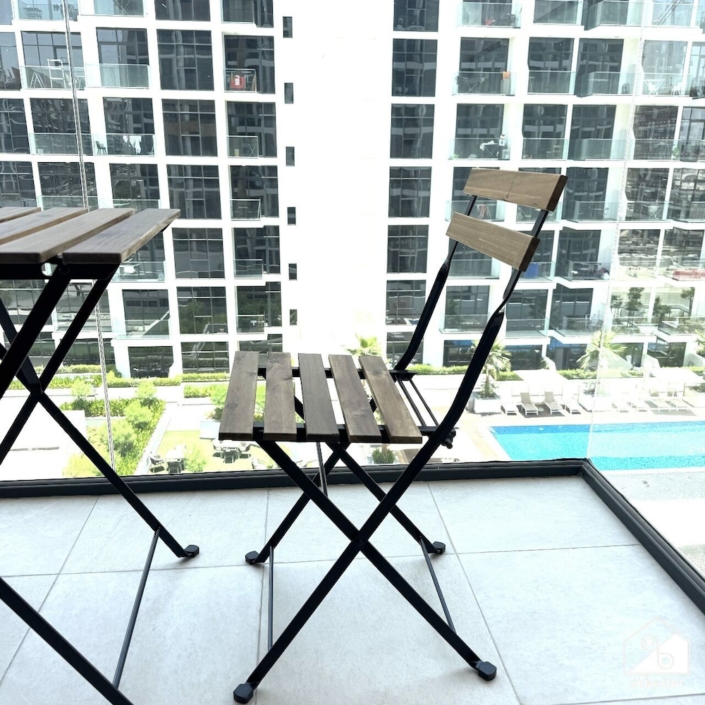 Tranquil 1BR Escape With Pool View in Meydan