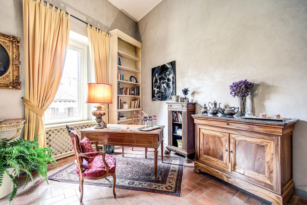 Wonderful Apartment With Balcony in Piazza Margana