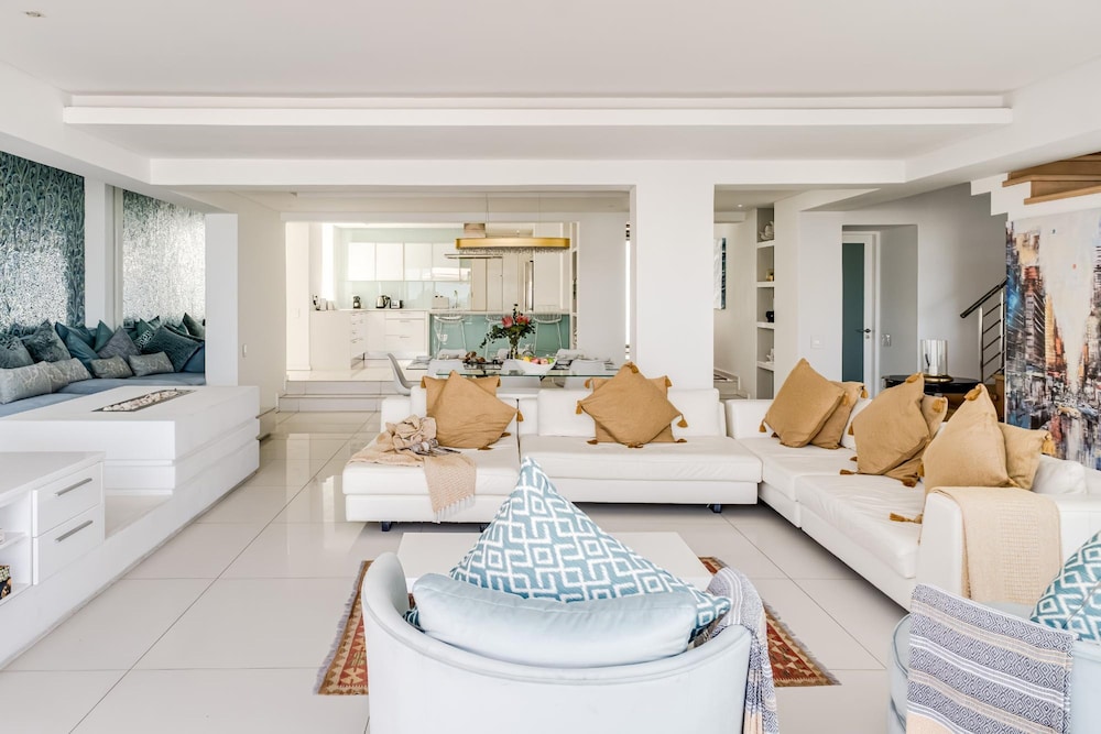 Villa Bleu Blanc in Camps Bay With Pool and Views