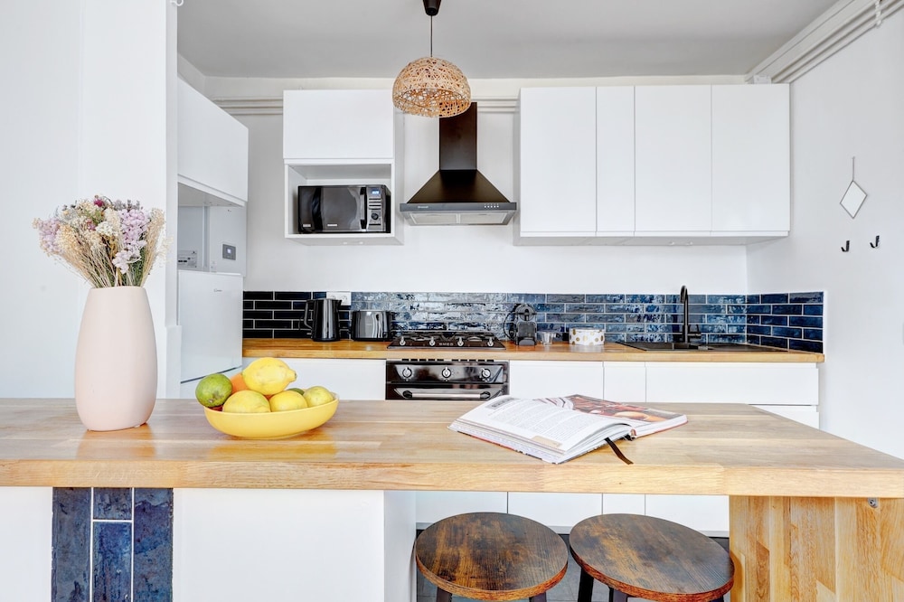 Bright 1BR Bastille Getaway - 4 Guests