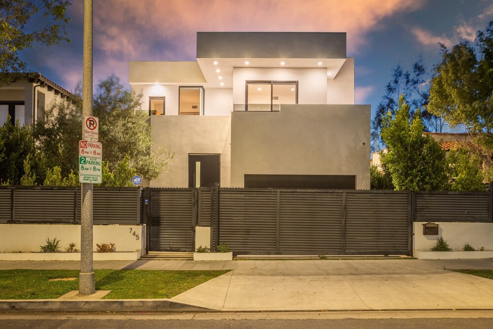 Luxe Weho Villa, Walk to Melrose Ave, Pool + Hot Tub North Vista by Avantstay
