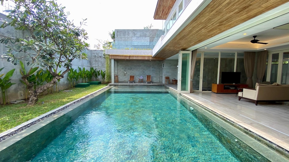 YY Villa Big Pool & Parking in Seminyak