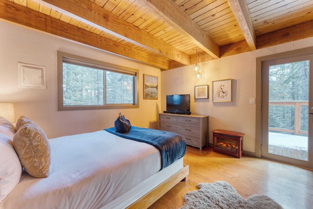 Jeffrey Pines Lofted Cabin, Minutes to Lake A-frame-inspired Design, Deck