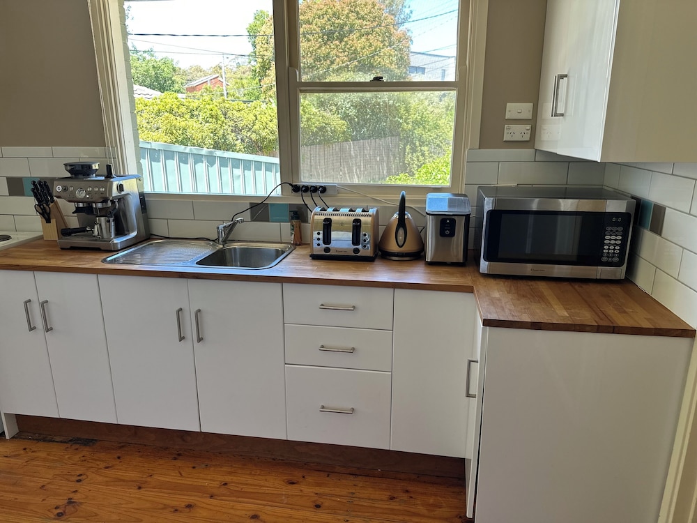 Charming 3 Bedroom Home in Garran, Perfect for Families and Groups