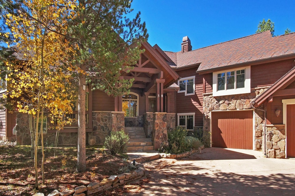Marksberry Lodge 4 Bedroom Home by RedAwning