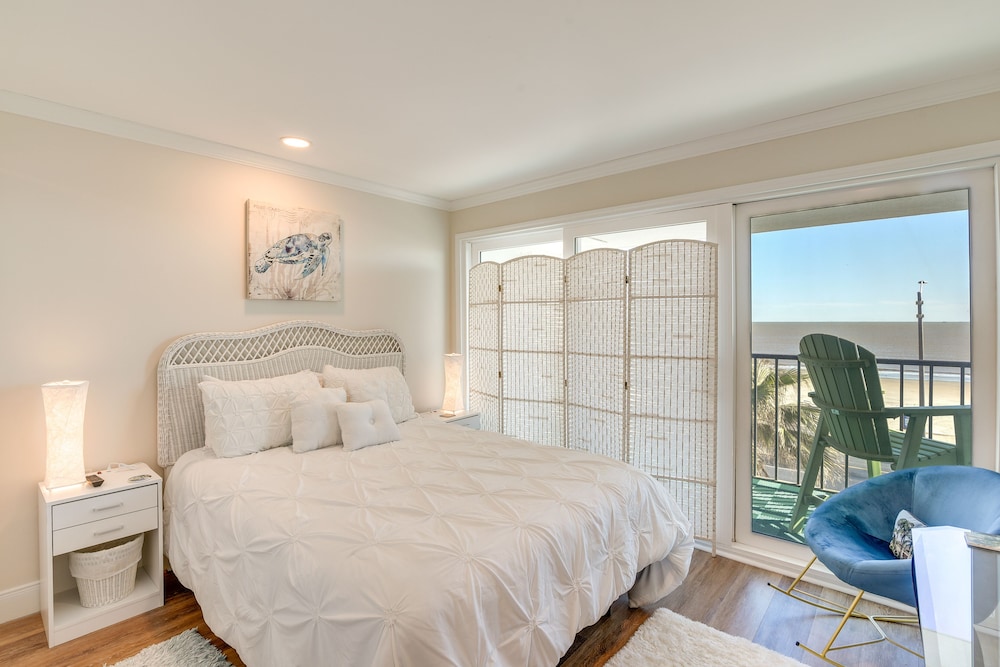 Galveston Beachfront Condo: Balcony & Pool Access!