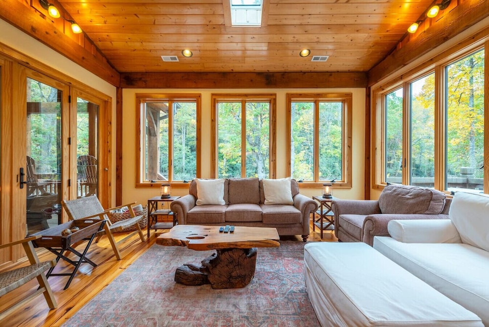 Luxe Riverfront Escape Mtn Views Pickleball Ct