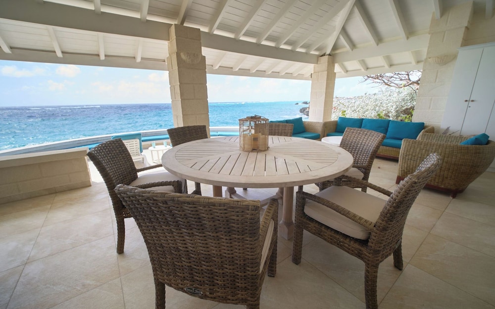 Maltese Falcon Villa - by Zenbreak