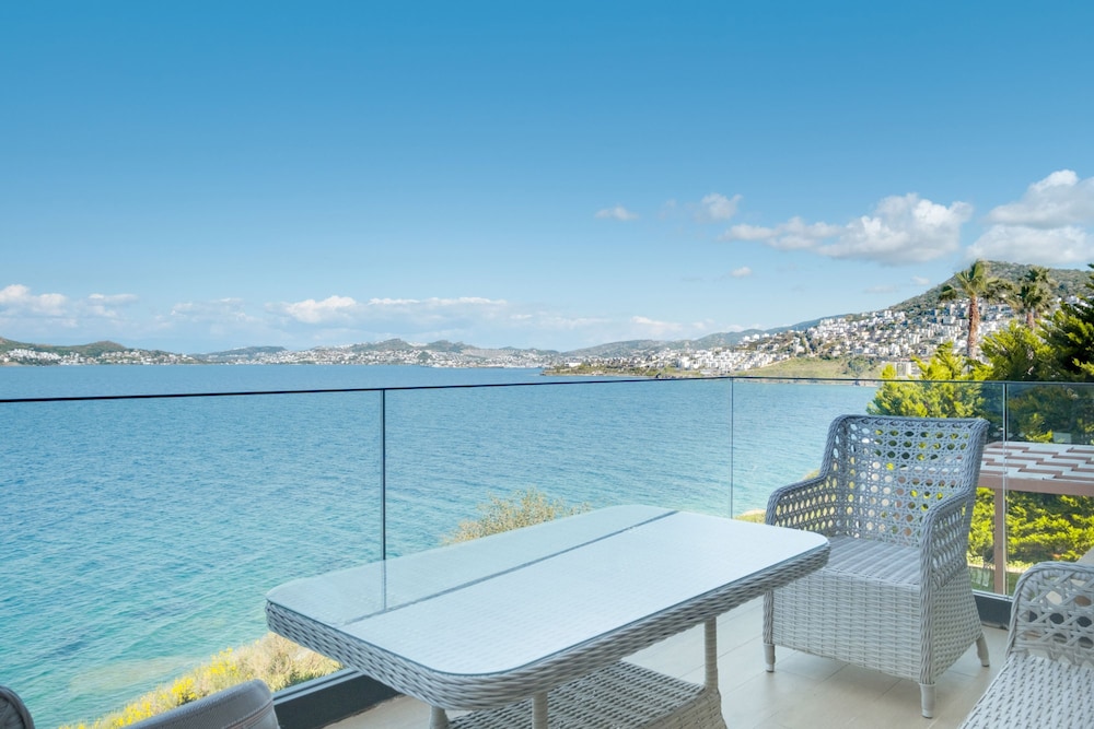 Luxury Waterfront House 9 min to Yalikavak Marina view 2