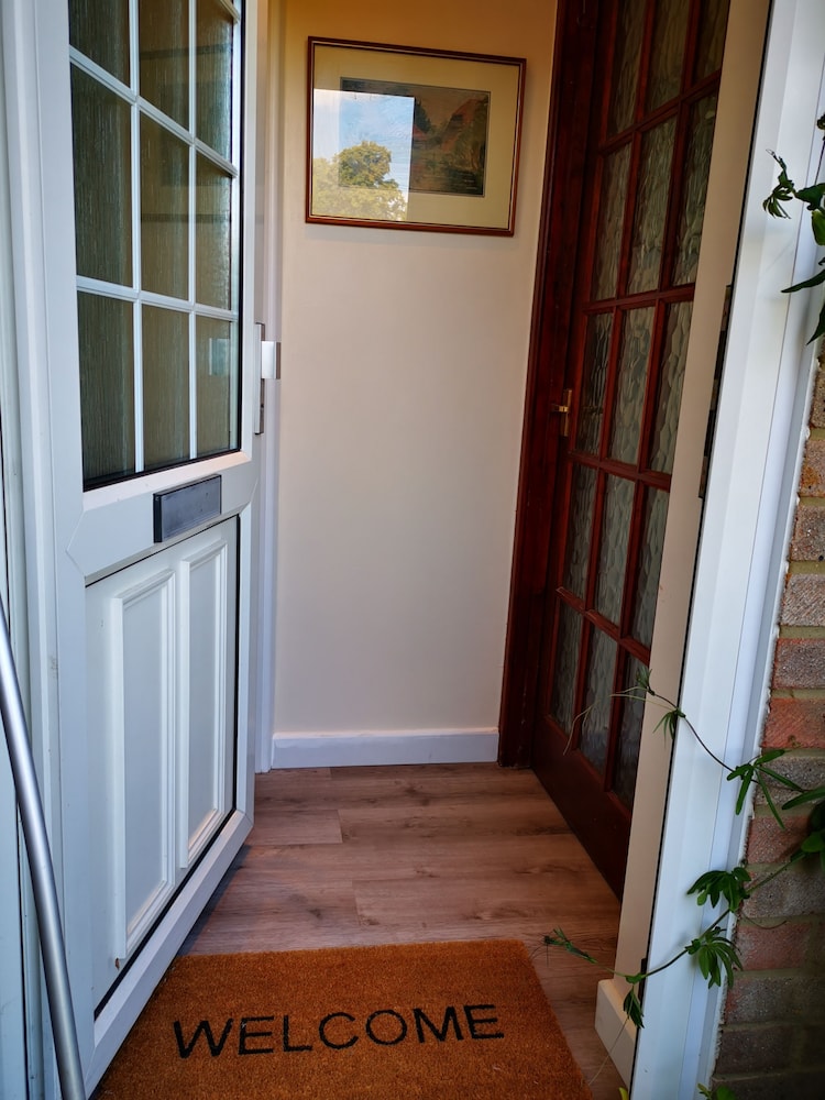 Impeccable 1-bed Lodge in Eastleigh view 5