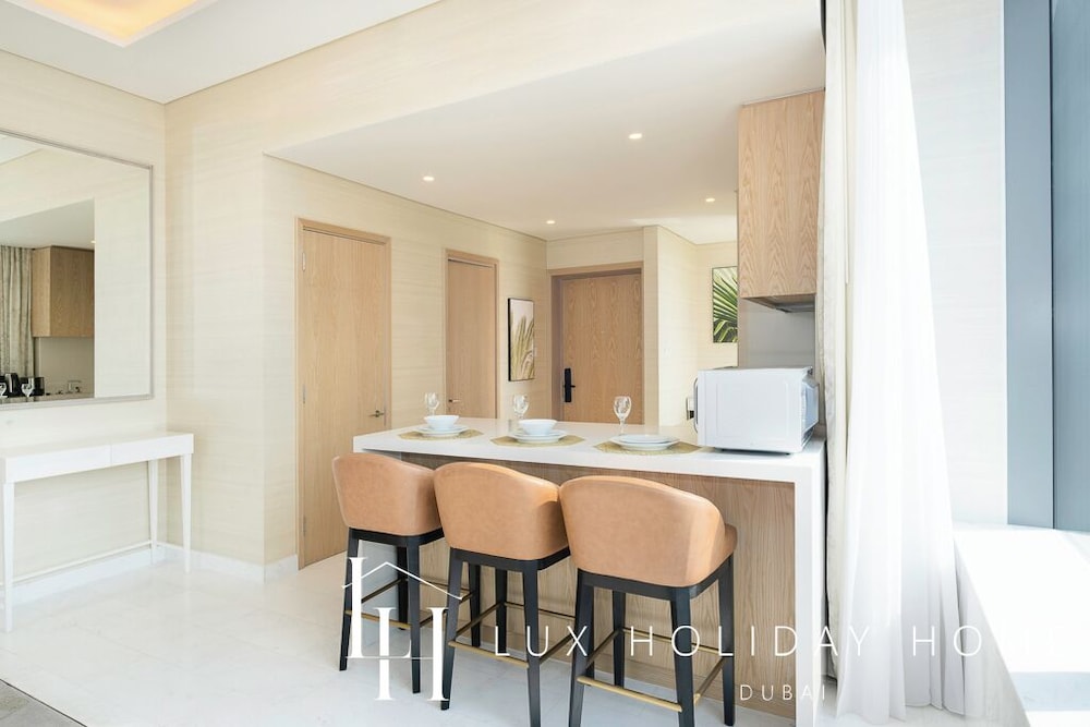 LUX Iconic Views at Palm Tower Suite 4