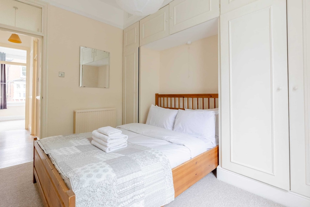 Roomy 3BD by Hampstead Heath!
