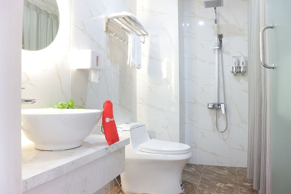 RedDoorz Premium @ Nguyen Oanh Street