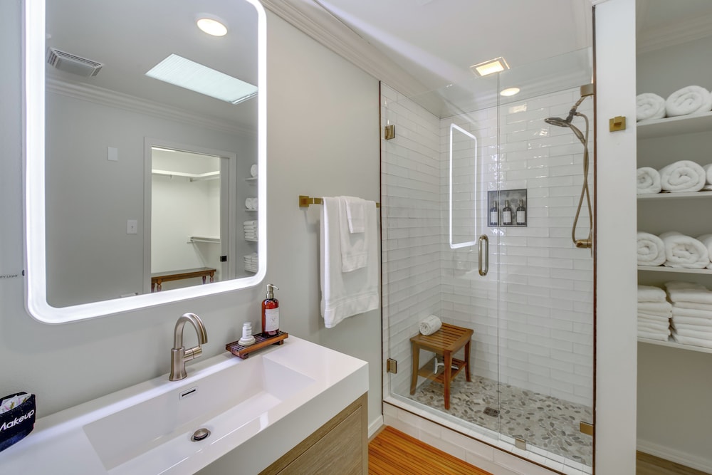 Screened-in Porch w/ Views: Hot Springs Getaway!
