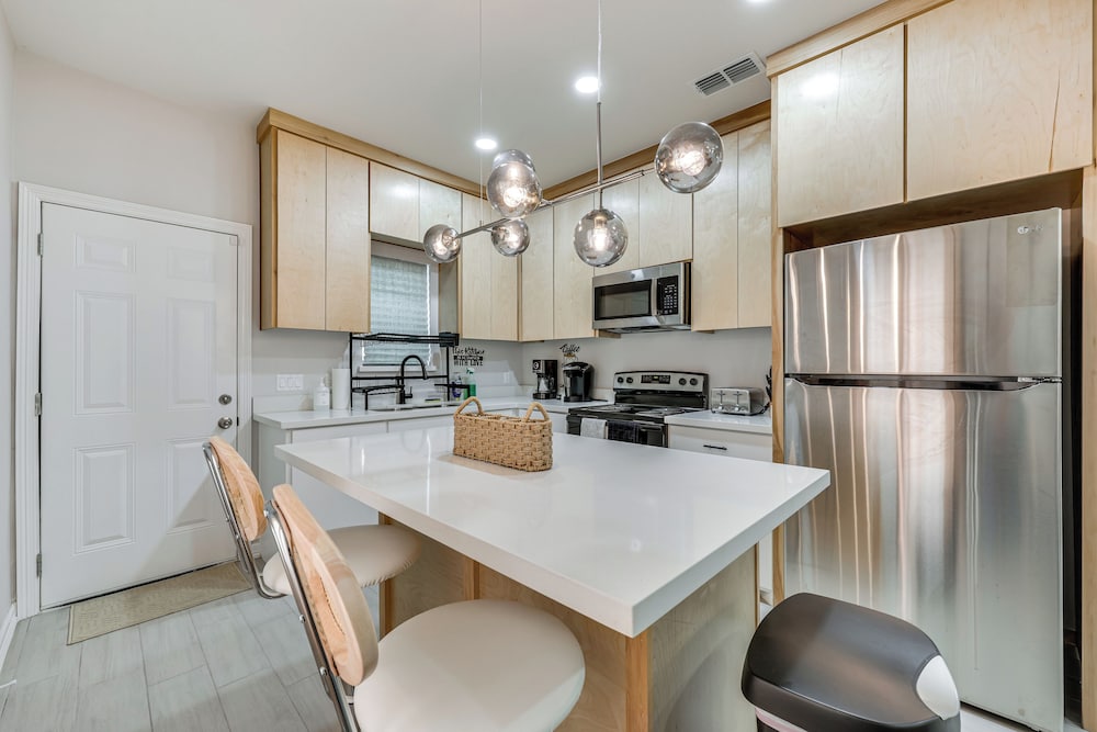 4 Mi to Dtwn: Modern Apartment in Edinburg!